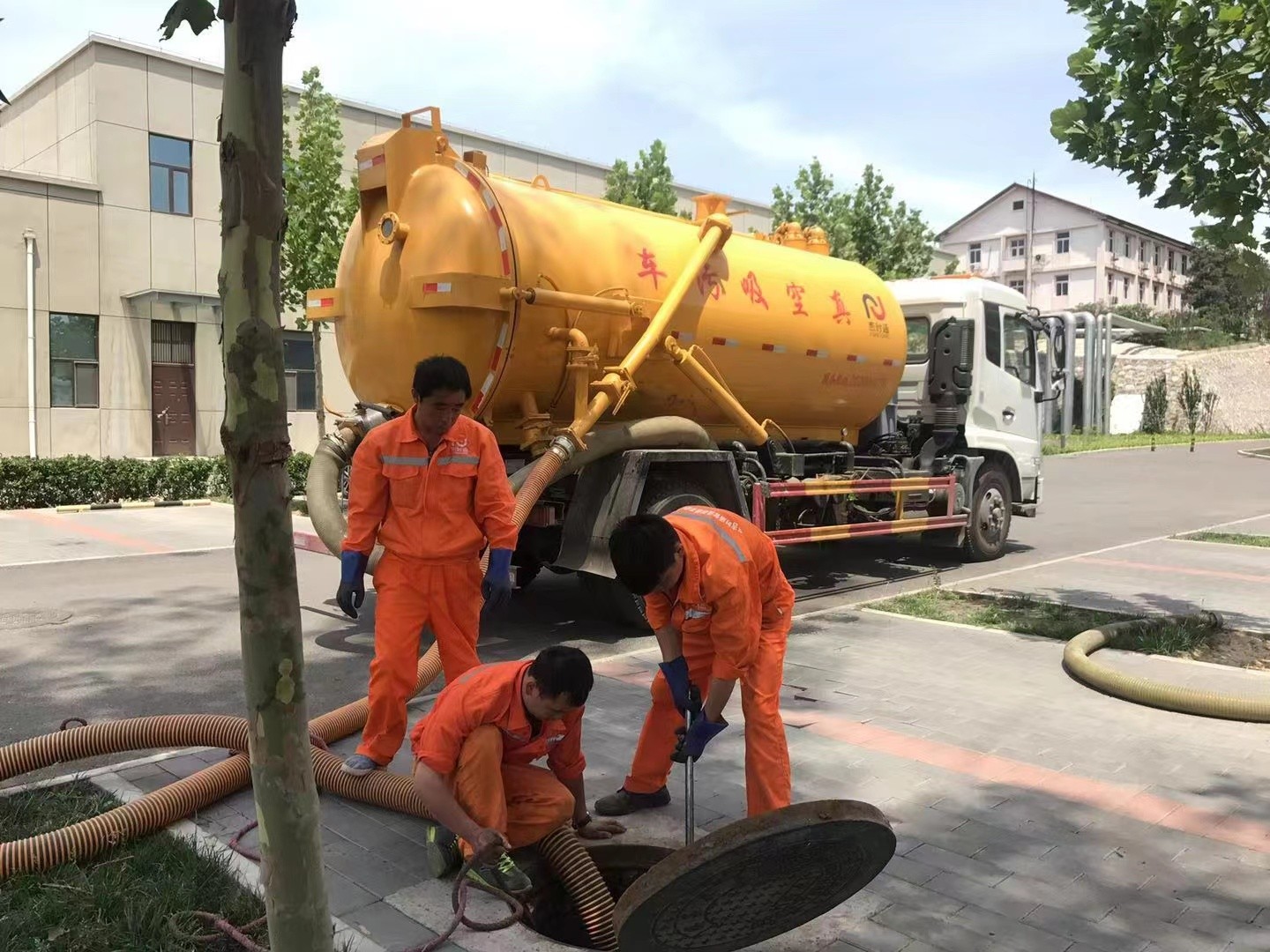 博山管道疏通车停在窨井附近