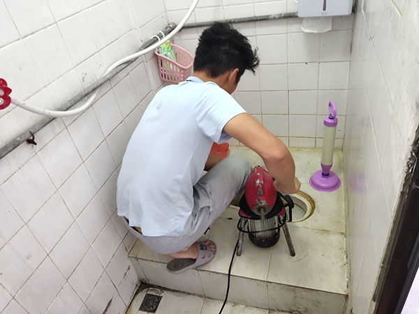 博山管道堵塞冒臭气 专业师傅现场解决问题